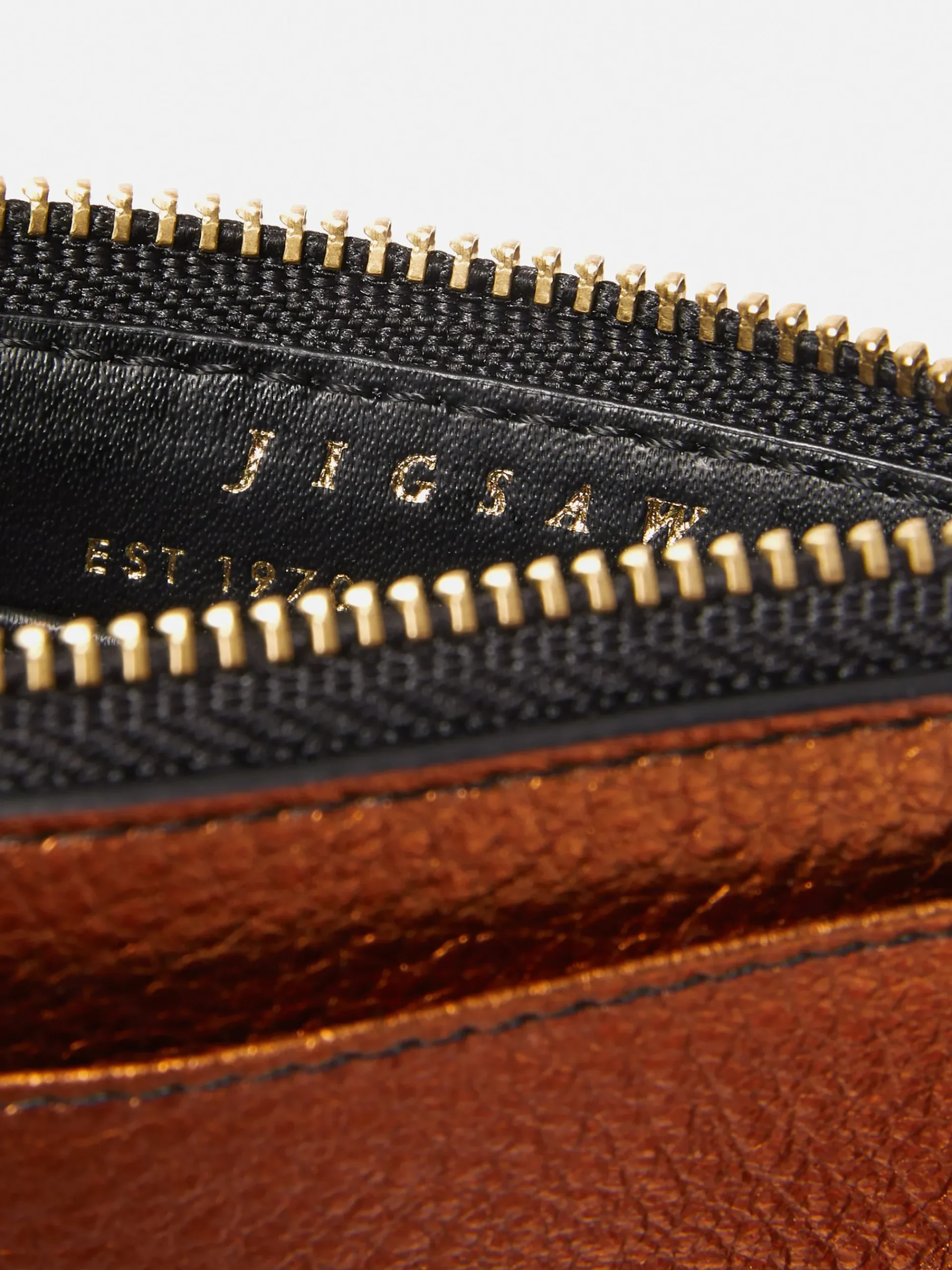 leather_ziptop_card_holde_2-1.webp Jigsaw Leather Ziptop Card Holder